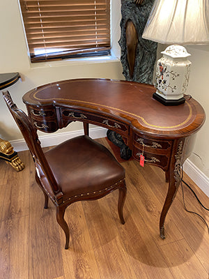 Kidney Desk Van Sas